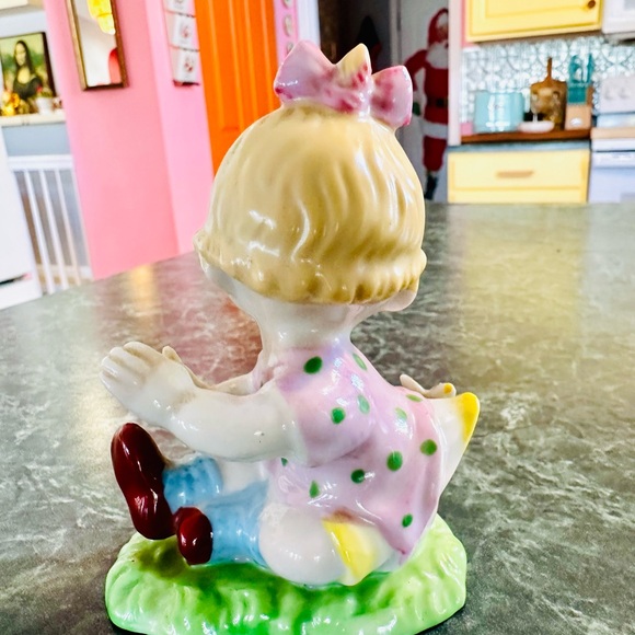 LITTLE GIRL FIGURINE .. Hand Painted.1960s... Rare - Picture 3 of 6